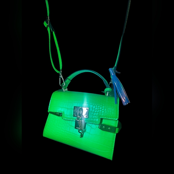 ALDO VONTESSA Mini luggage purse faux crocodile in hyper apple green - Picture 1 of 10